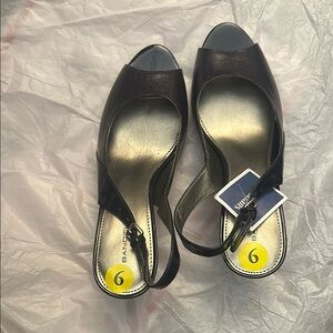 Bandolino Black Sandals with Peep-Toe Design and Medium Heel